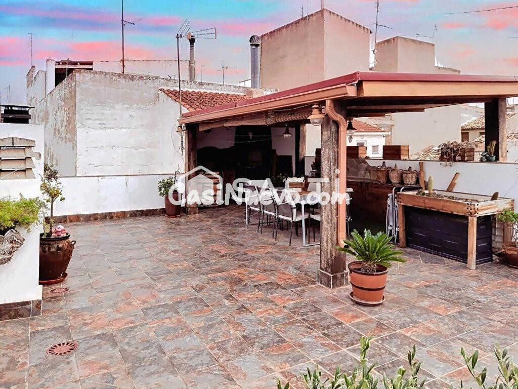 Casa a la venta de 4 dormitorios, Cochera, Terraza con barbacoa... Y sin comisión