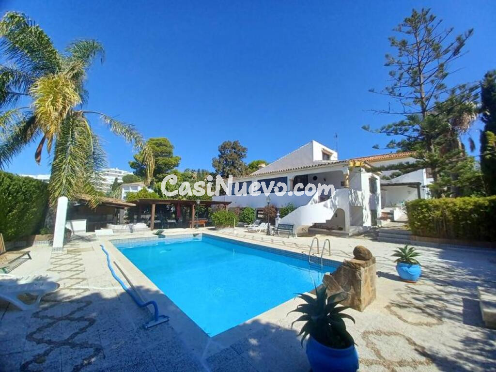 ESPECTACULAR VILLA . PARCELA DE 2900M2. PISCINA Y PISTA DE TENIS PRIVADAS