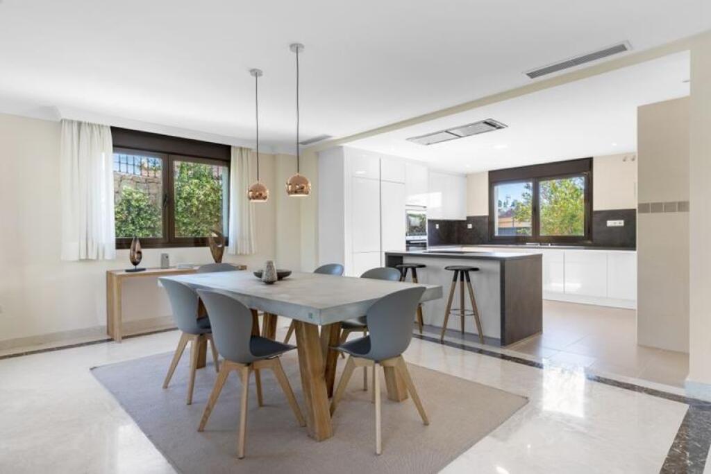 ADOSADOS INDEPENDIENTE SIN AMUEBLAR CON ALTAS CALIDADES - foto 2