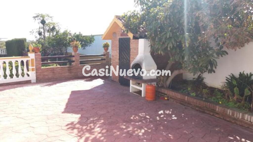 CHALET INDEPENDIENTE CON PISCINA, CUADRA DE CABALLOS, VIGILANCIA…