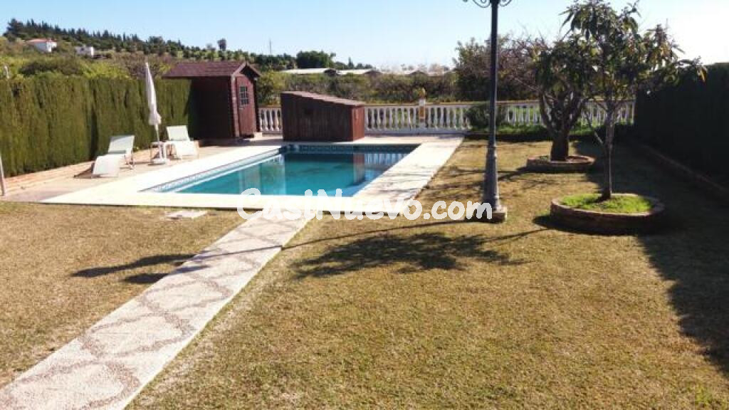 CHALET INDEPENDIENTE CON PISCINA, CUADRA DE CABALLOS, VIGILANCIA…