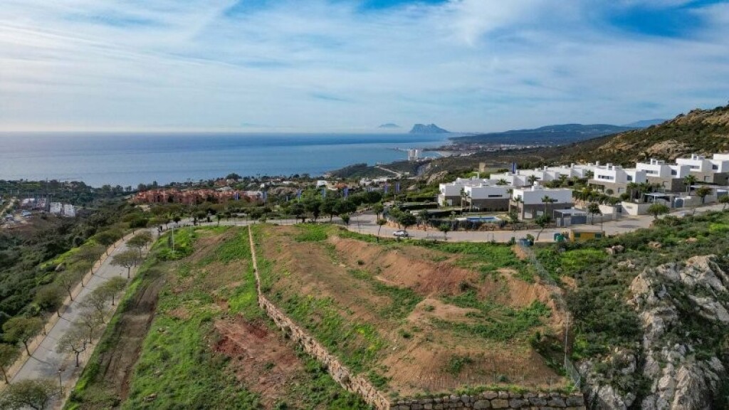 PARCELA URBANIZABLE CON VISTAS AL MAR EN BAHÍA DE LAS ROCAS - foto 2
