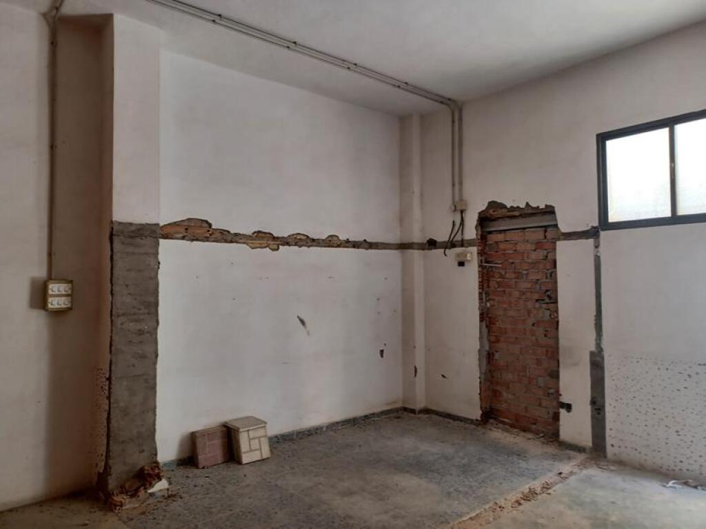 ESTUPENDO LOCAL EN BRUTO CON BUENA SITUACIÓN, ¡VENGA A VERLO - foto 2