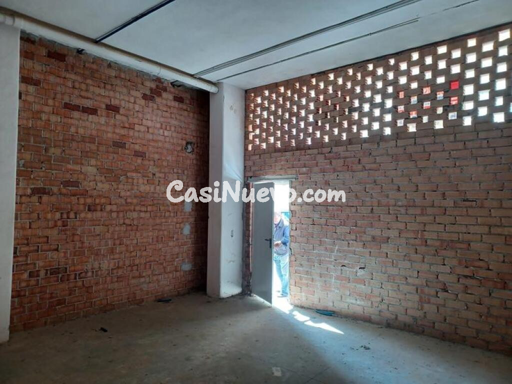 LOCAL EN BRUTO IDEAL PARA EMPEZAR CUALQUIER TIPO DE NEGOCIO