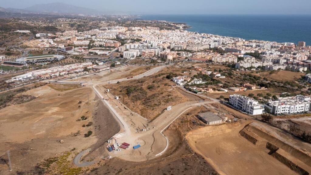 EN VENTA PARCELA COMERCIAL Y HOTELERA EN ESTEPONA.