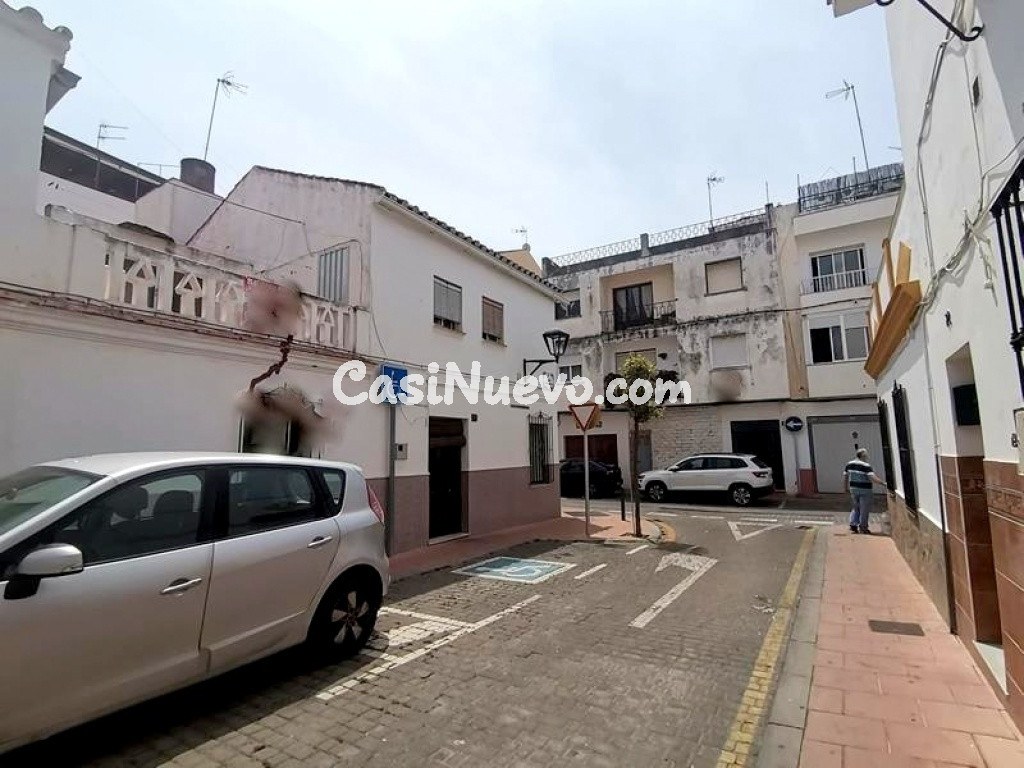 ¡INVERSORES! CONJUNTO DE 3 CASAS CON ENCANTO EN EL CORAZÓN DE ESTEPONA
