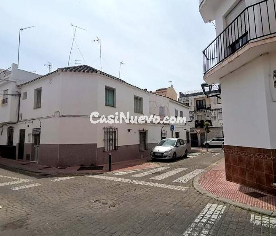¡INVERSORES! CONJUNTO DE 3 CASAS CON ENCANTO EN EL CORAZÓN DE ESTEPONA