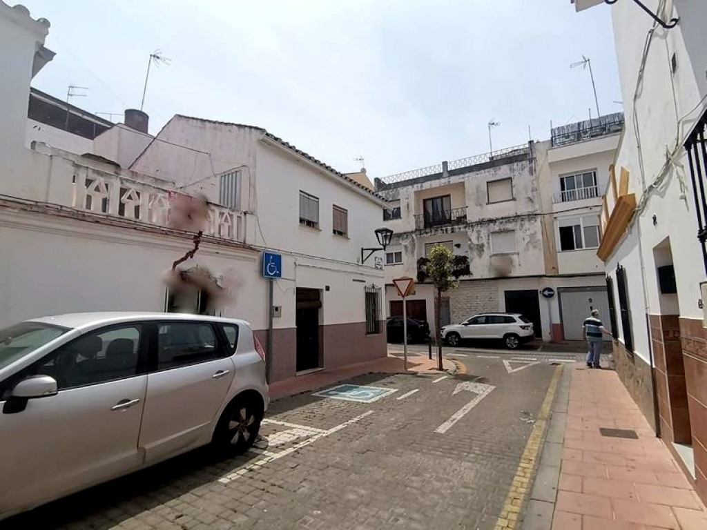 ¡INVERSORES! CONJUNTO DE 3 CASAS CON ENCANTO EN EL CORAZÓN DE ESTEPONA