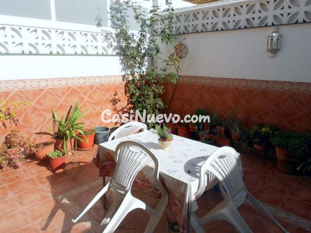 MARAVILLOSA CASA ADOSADA CON ESTUPENDO  PATIO ANDALUZ