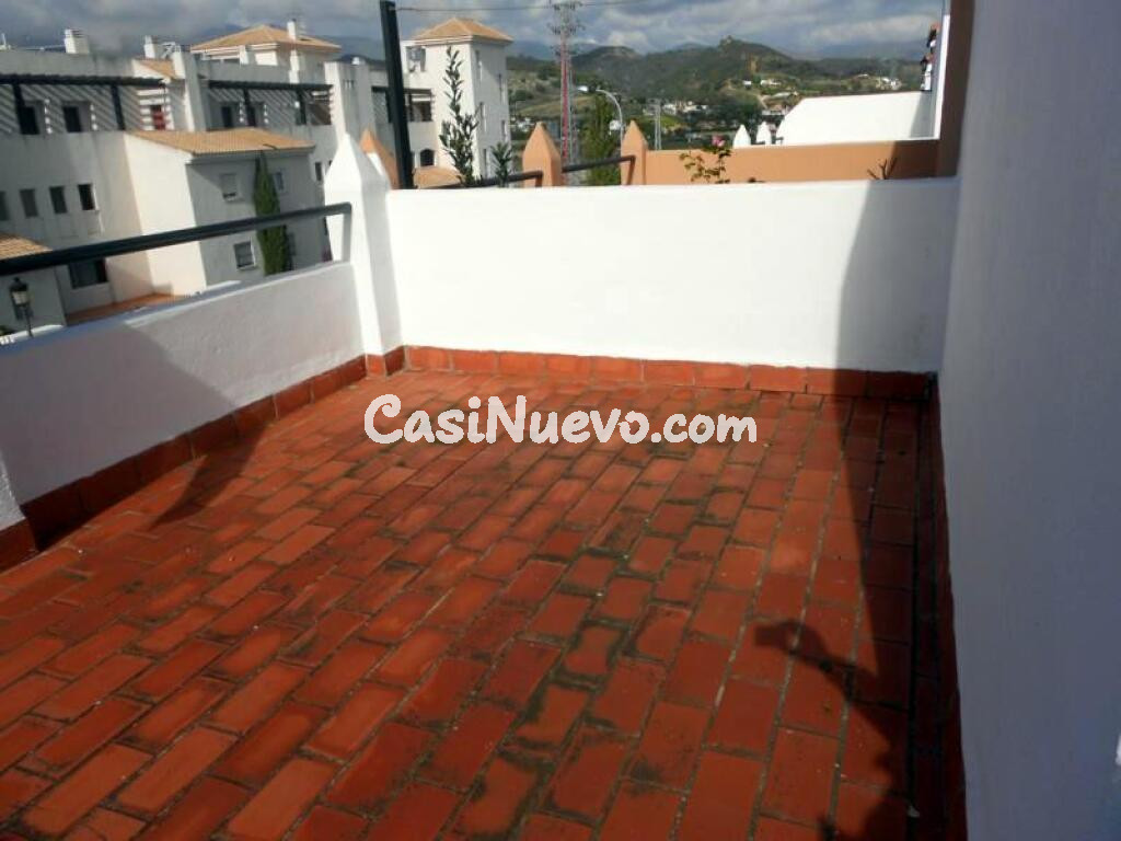 MARAVILLOSA CASA ADOSADA CON ESTUPENDO  PATIO ANDALUZ