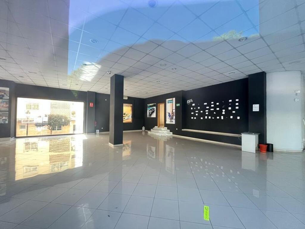 EN VENTA LOCAL COMERCIAL EN INMEJORABLE LOCALIZACION EN ESTE - foto 2