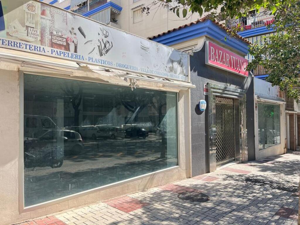EN VENTA LOCAL COMERCIAL EN PLENO CENTRO DE ESTEPONA. - foto 2