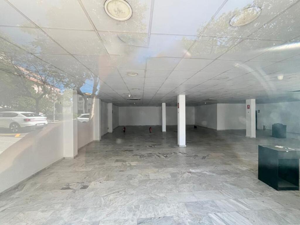 EN VENTA LOCAL COMERCIAL EN PLENO CENTRO DE ESTEPONA. - foto 3