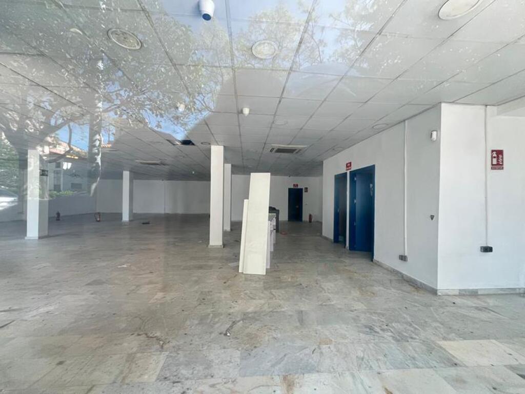 EN VENTA LOCAL COMERCIAL EN PLENO CENTRO DE ESTEPONA. - foto 5
