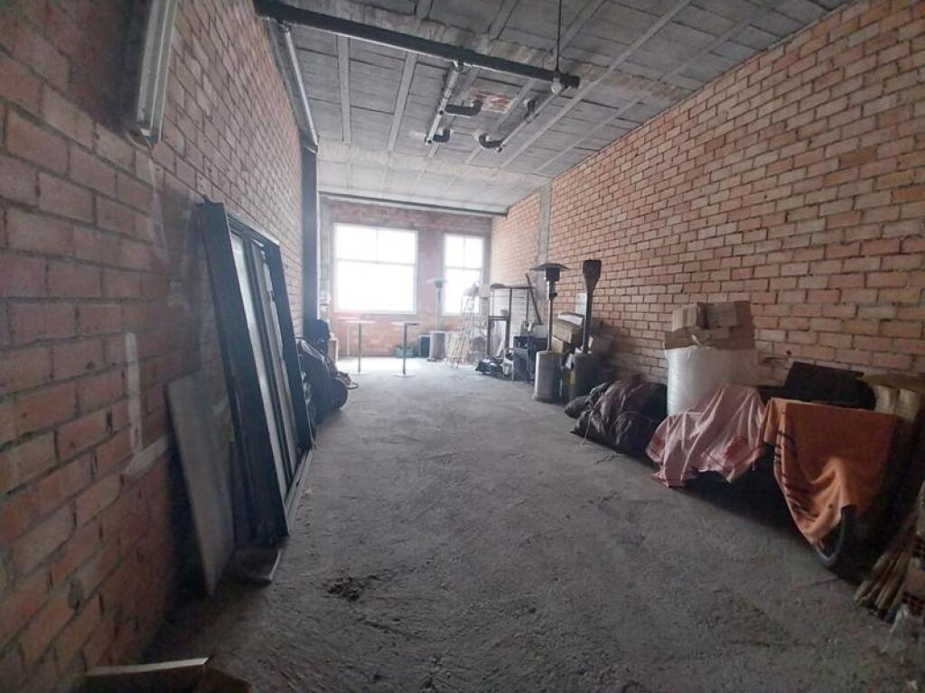 SE VENDE LOCAL COMERCIAL EN BRUTO CON UNA UBICACIÓN EXCELENT - foto 2
