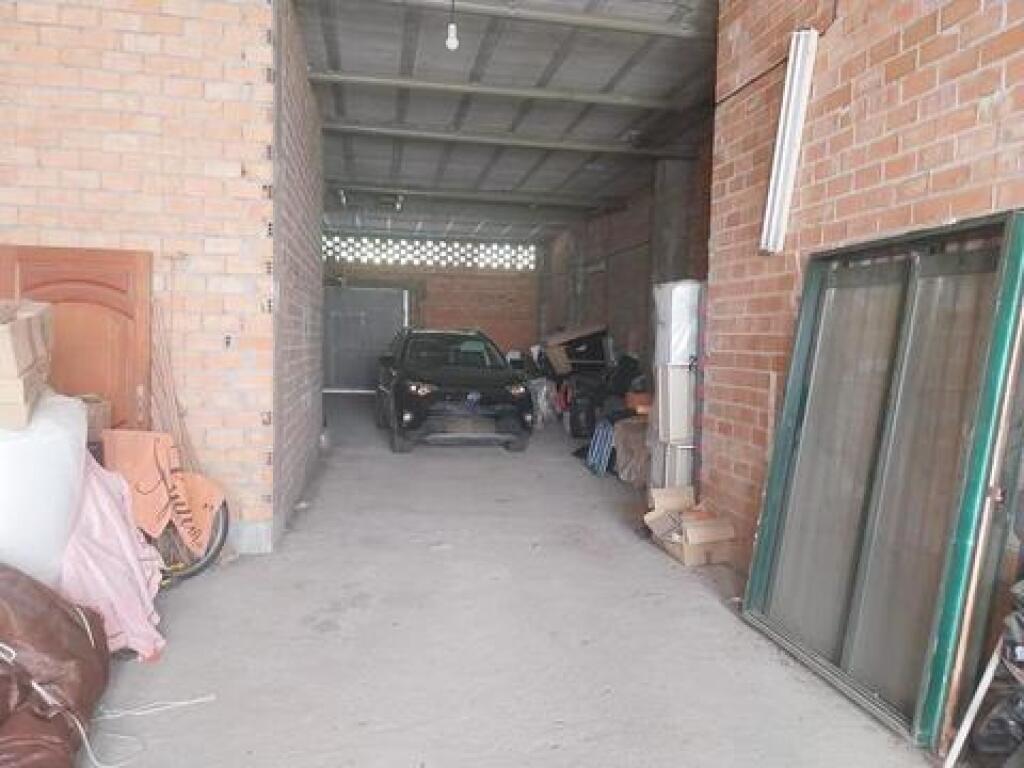 SE VENDE LOCAL COMERCIAL EN BRUTO CON UNA UBICACIÓN EXCELENT - foto 3