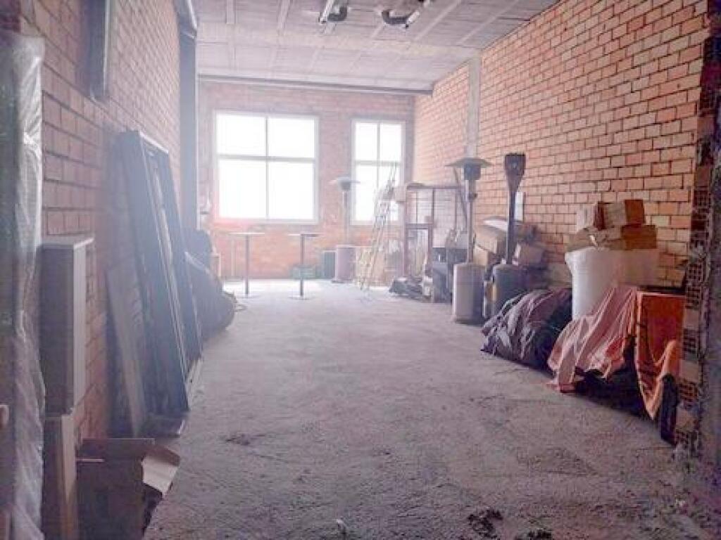 SE VENDE LOCAL COMERCIAL EN BRUTO CON UNA UBICACIÓN EXCELENT - foto 4