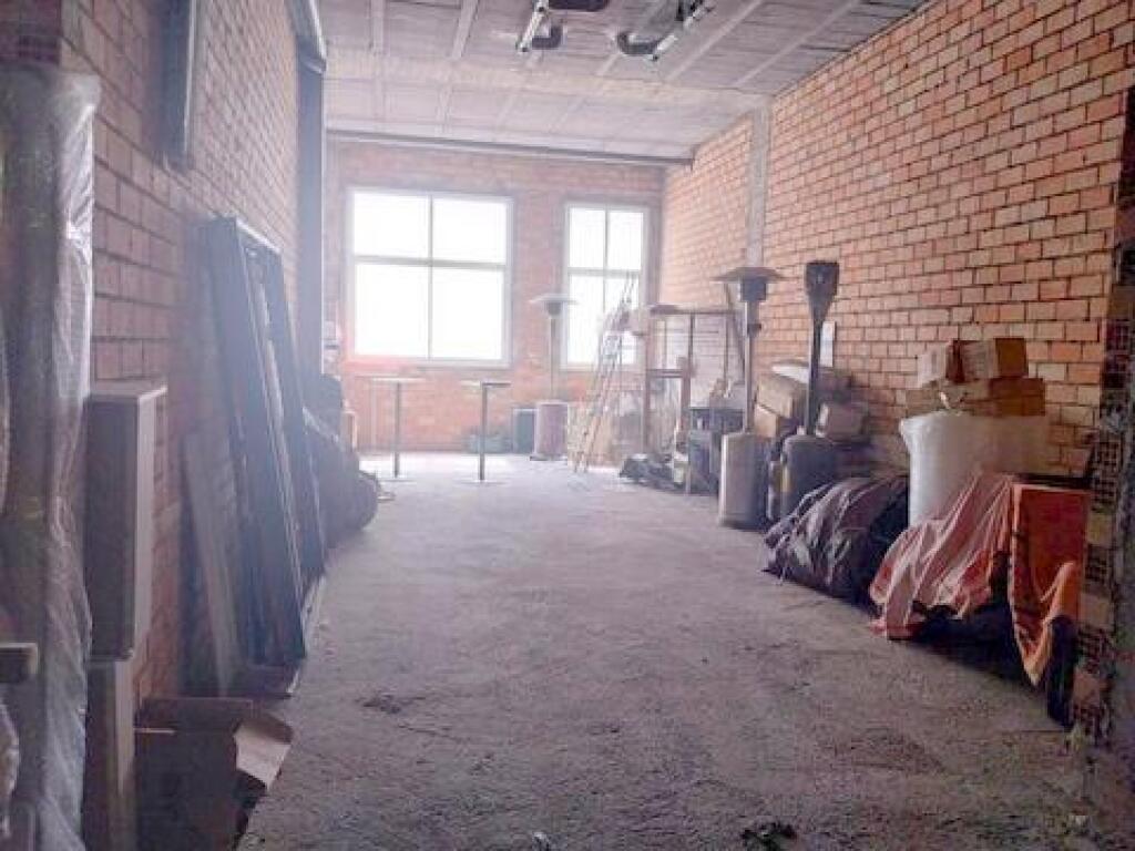 SE VENDE LOCAL COMERCIAL EN BRUTO CON UNA UBICACIÓN EXCELENT - foto 6