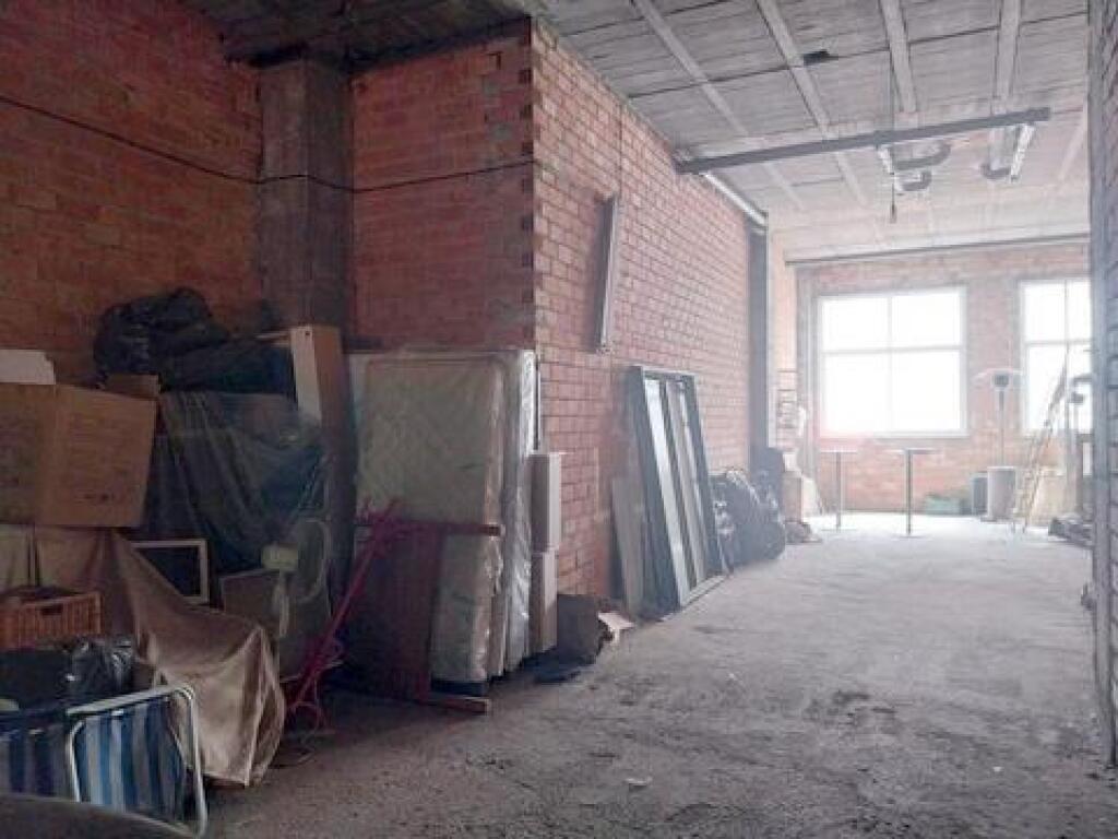 SE VENDE LOCAL COMERCIAL EN BRUTO CON UNA UBICACIÓN EXCELENT - foto 7