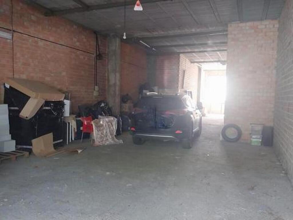 SE VENDE LOCAL COMERCIAL EN BRUTO CON UNA UBICACIÓN EXCELENT - foto 8