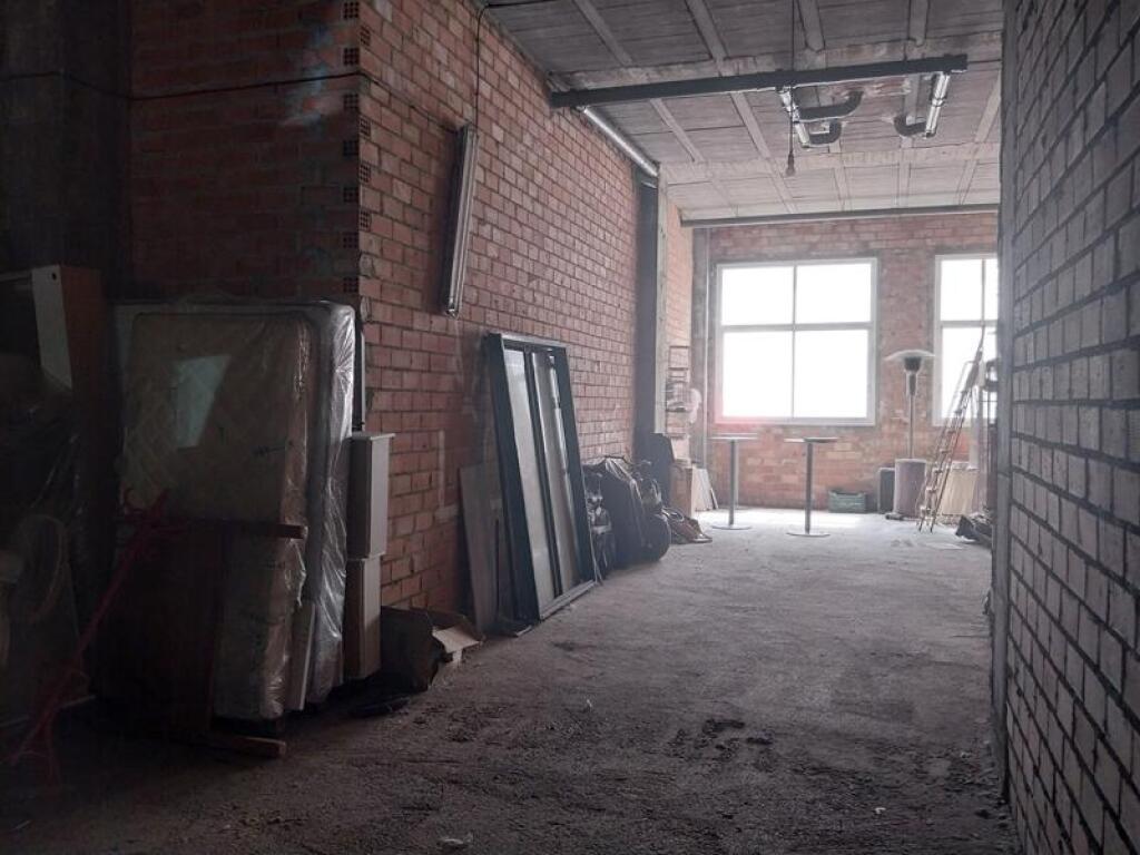 SE VENDE LOCAL COMERCIAL EN BRUTO CON UNA UBICACIÓN EXCELENT - foto 16