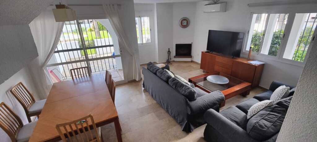 EN VENTA ESPECTACULAR CASA ADOSADA EN MARINA DE CASARES.