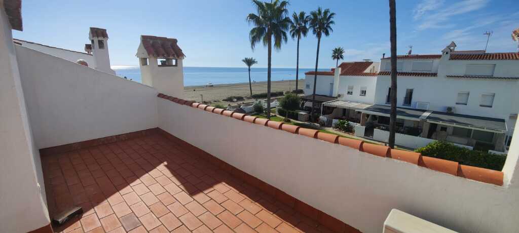EN VENTA ESPECTACULAR CASA ADOSADA EN MARINA DE CASARES. - foto 3