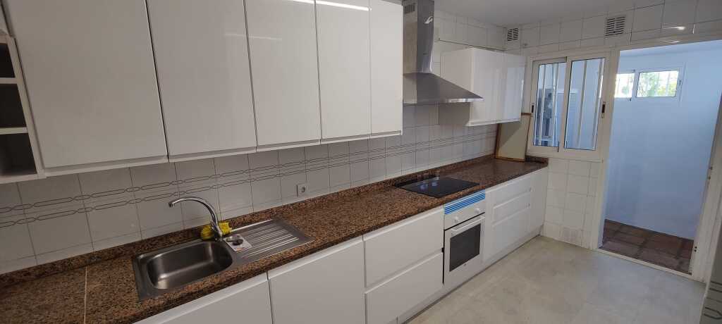 EN VENTA ESPECTACULAR CASA ADOSADA EN MARINA DE CASARES. - foto 4