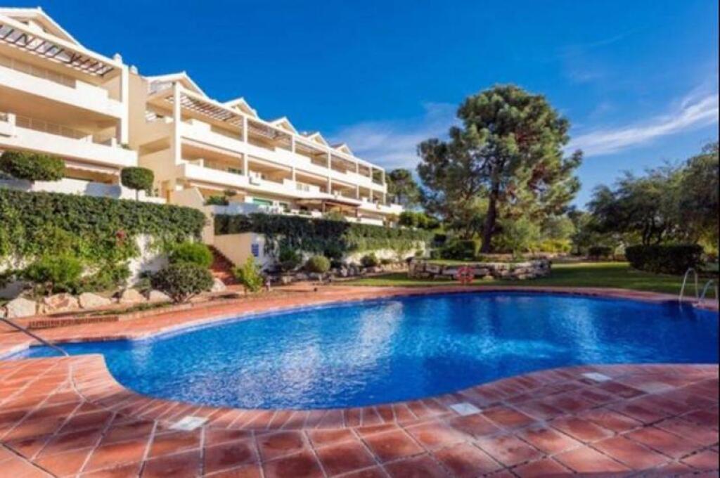SE VENDE  PRECIOSO PISO  ENTRE ESTEPONA Y MARBELLA EN UN ENT