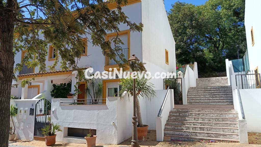 MAGNIFICA CASA DE 4 PLANTAS EN ESQUINA EN EL CENTRO DE ESTEPONA