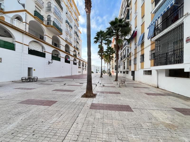 ¡GRAN OPORTUNIDAD EN ESTEPONA! LOCAL COMERCIAL EN BRUTO CON  - foto 3