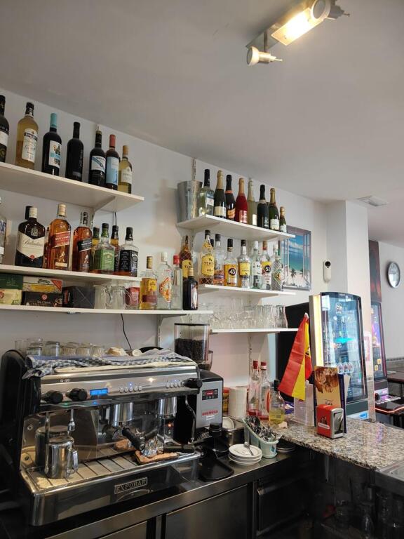 SE VENDE LOCAL DE RESTAURACIÓN EN PLENO FUNCIONAMIENTO EN ES - foto 3