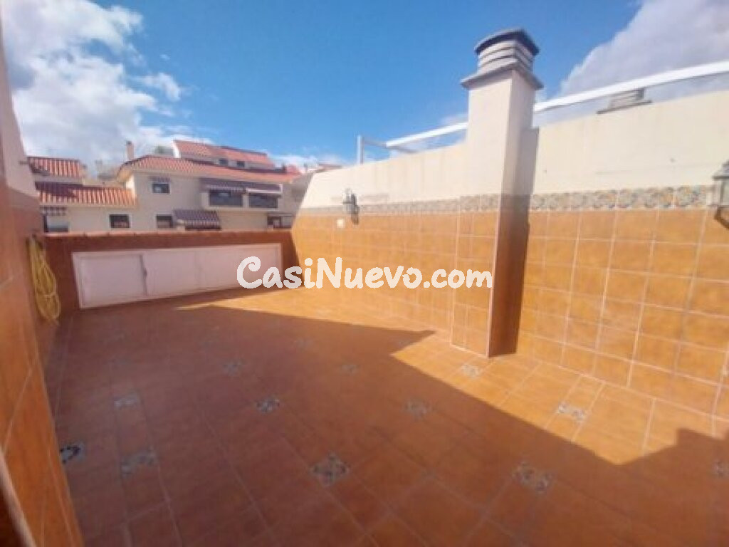 ÁTICO DÚPLEX DE 3 habitaciones, GARAJE Y TRASTERO  EN RECINTO CON PISCINA