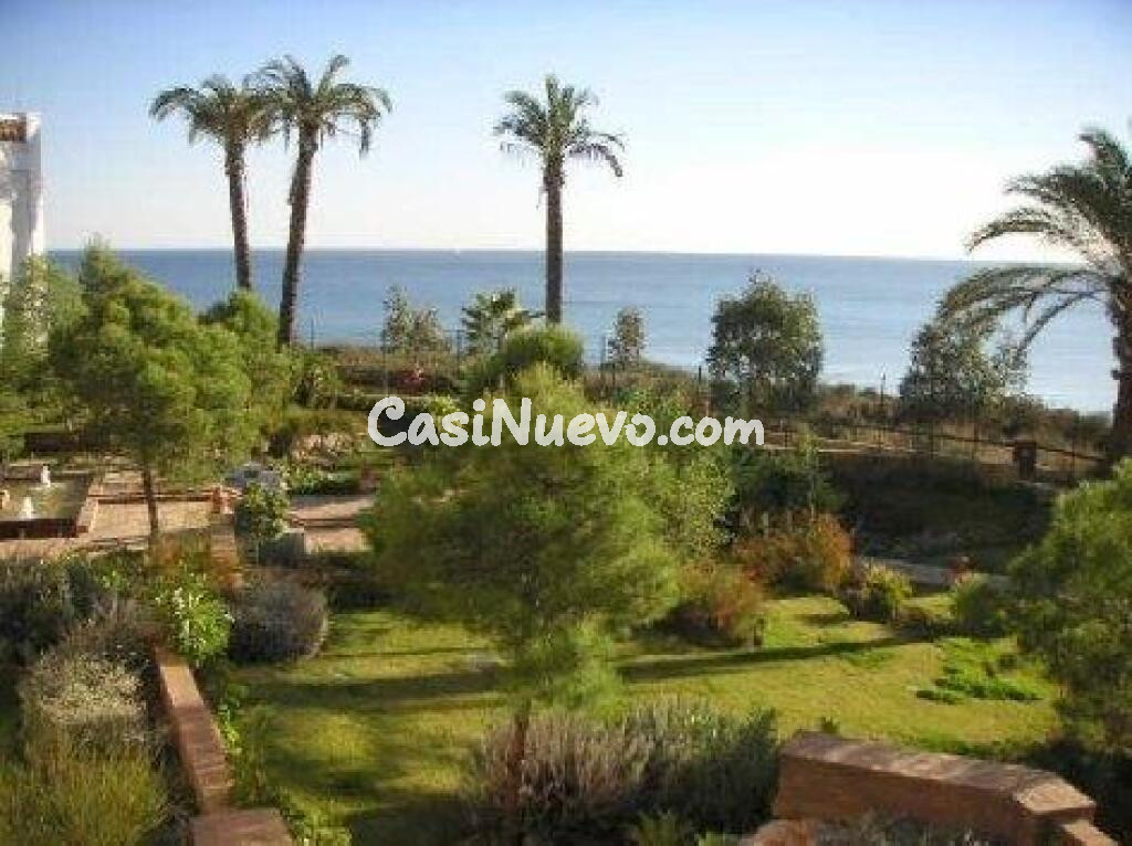 ESTUPENDO PISO EN  PRIMERA LÍNEA DE MAR EN CASARES COSTA