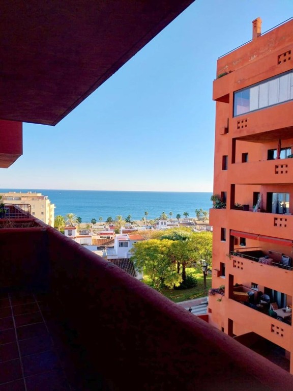 ¡OPORTUNIDAD ÚNICA EN ESTEPONA: PISO AMUEBLADO CON VISTAS AL - foto 4