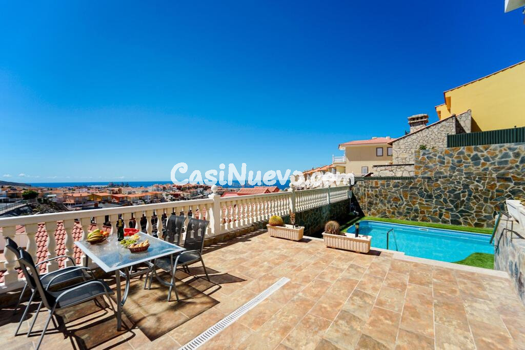 ¡Elegante villa con vistas al mar! 4 dormitorios y amplias zonas exteriores en Loma II – Arguineguín