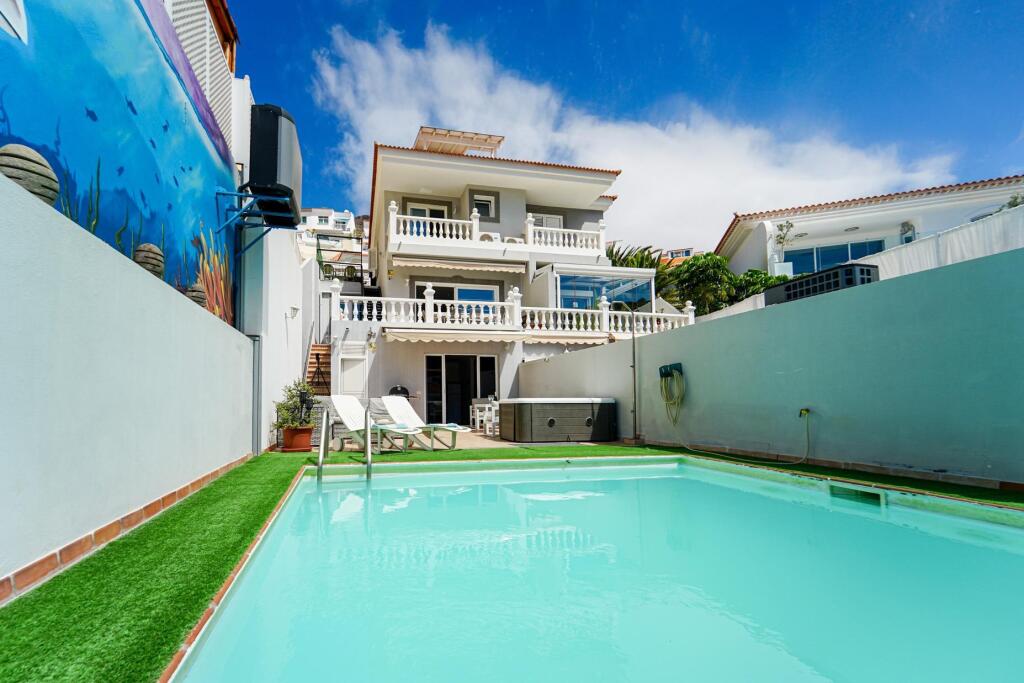 Amplia casa adosada de 6 dormitorios con apartamento indepen