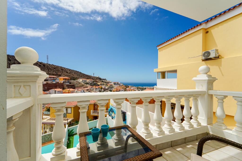 Amplia casa adosada de 6 dormitorios con apartamento indepen - foto 3