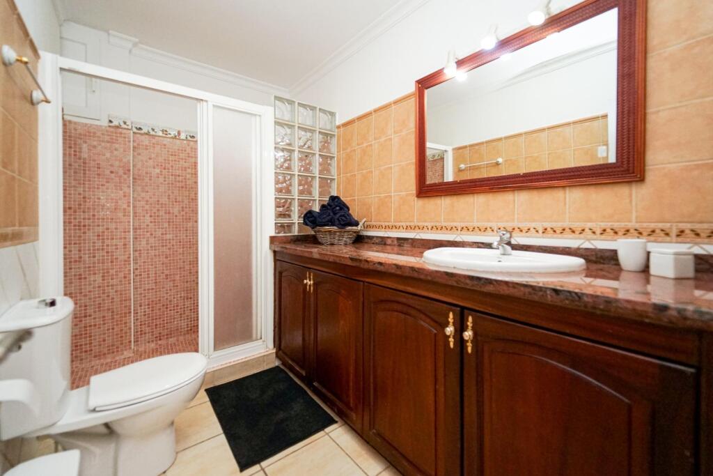 Amplia casa adosada de 6 dormitorios con apartamento indepen - foto 19