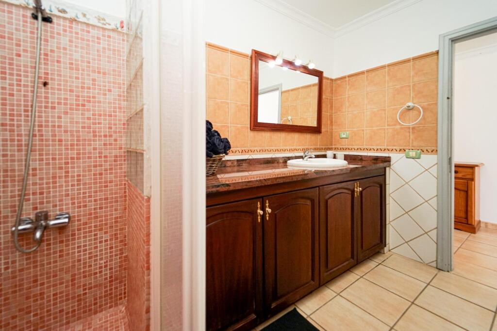 Amplia casa adosada de 6 dormitorios con apartamento indepen - foto 20