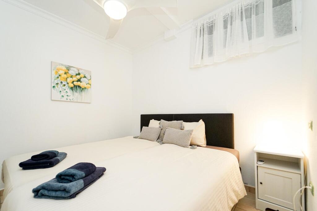 Amplia casa adosada de 6 dormitorios con apartamento indepen - foto 23