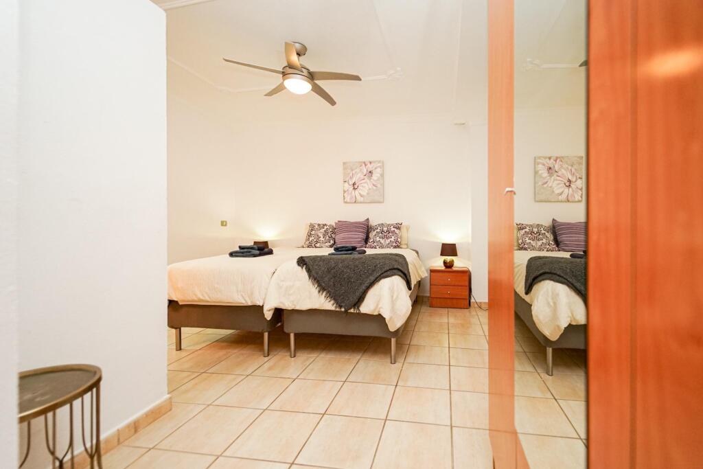 Amplia casa adosada de 6 dormitorios con apartamento indepen - foto 24