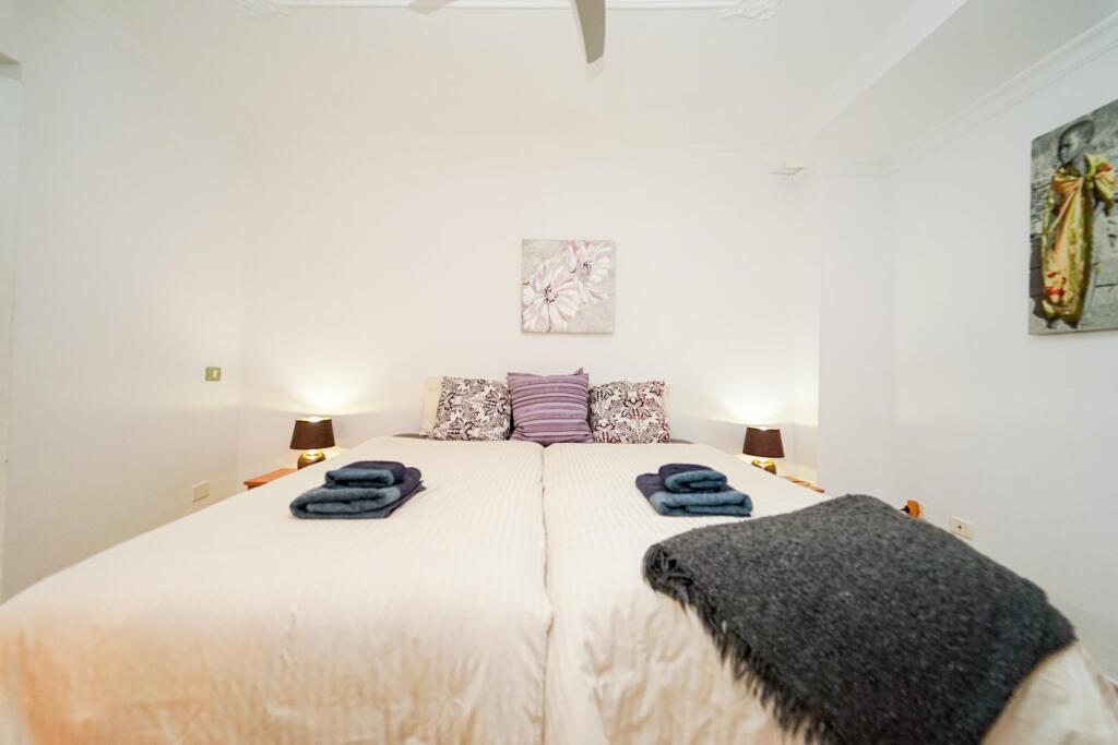 Amplia casa adosada de 6 dormitorios con apartamento indepen - foto 26