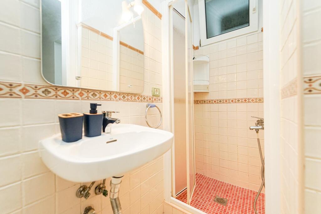 Amplia casa adosada de 6 dormitorios con apartamento indepen - foto 28