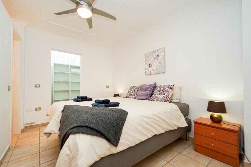 Amplia casa adosada de 6 dormitorios con apartamento indepen - foto 29