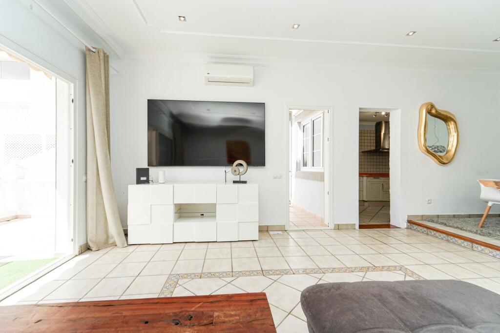 Amplia casa adosada de 6 dormitorios con apartamento indepen - foto 38