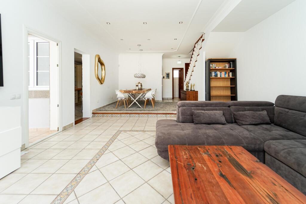 Amplia casa adosada de 6 dormitorios con apartamento indepen - foto 40