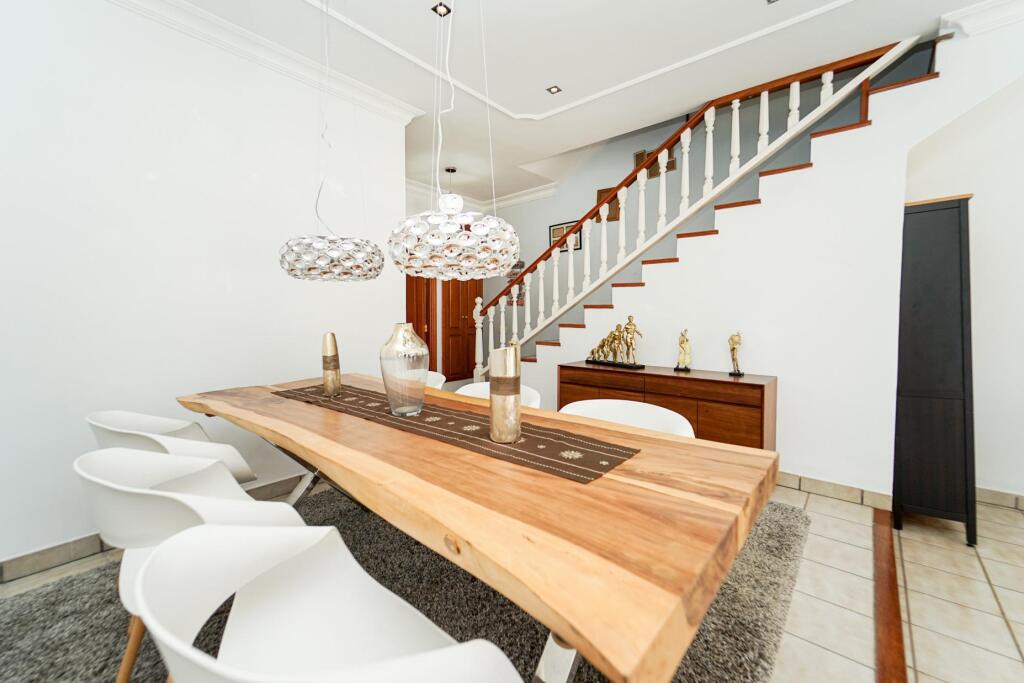 Amplia casa adosada de 6 dormitorios con apartamento indepen - foto 45