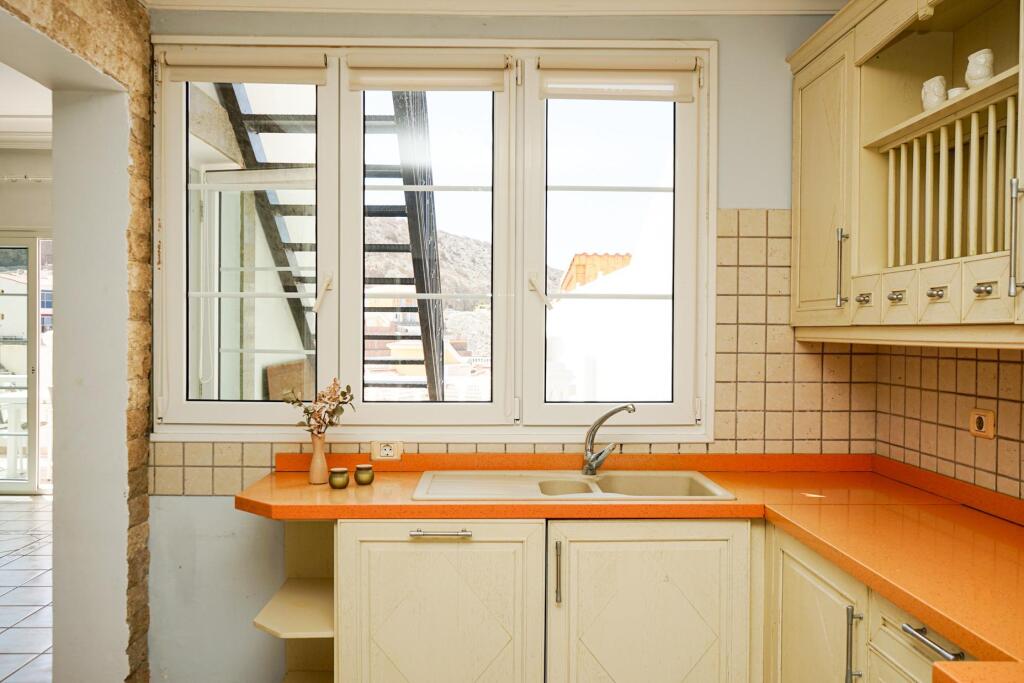 Amplia casa adosada de 6 dormitorios con apartamento indepen - foto 49