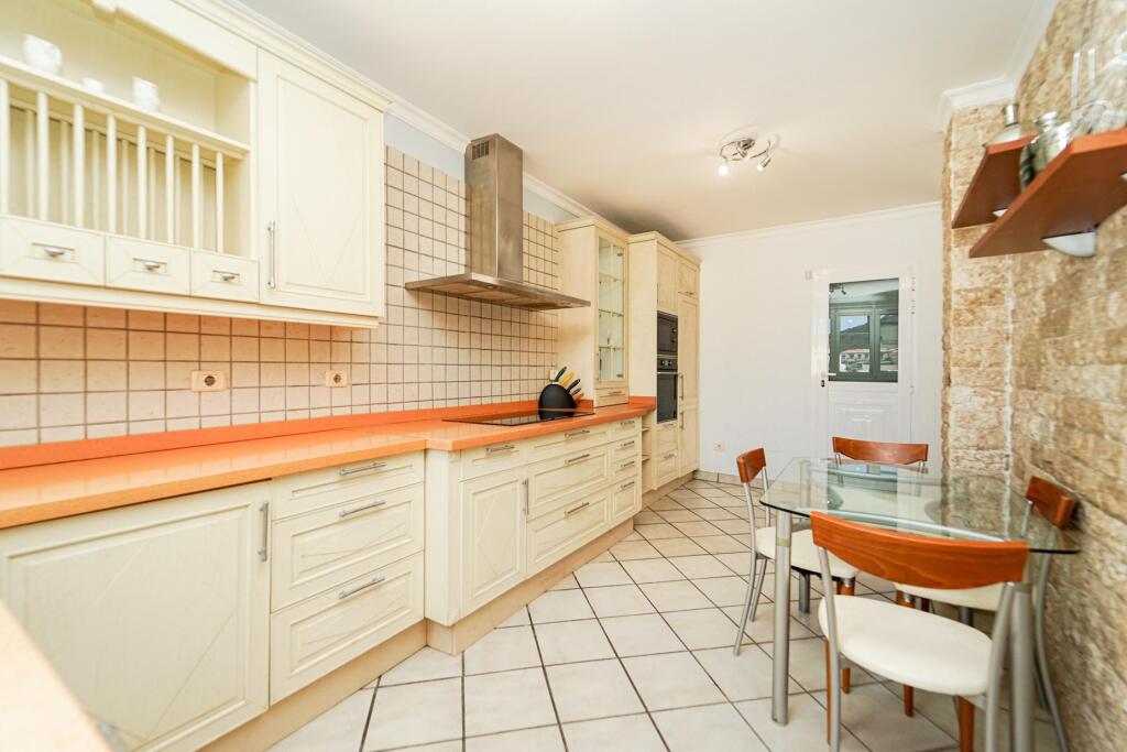 Amplia casa adosada de 6 dormitorios con apartamento indepen - foto 50